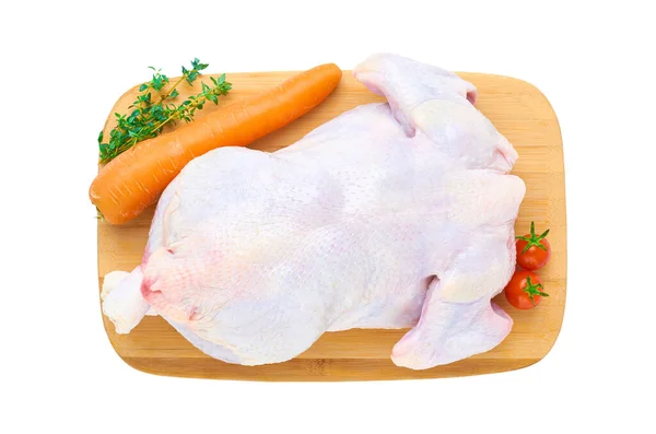 Carcasa Pollo Crudo Fresco Una Tabla Cortar Madera Con Verduras — Foto de Stock