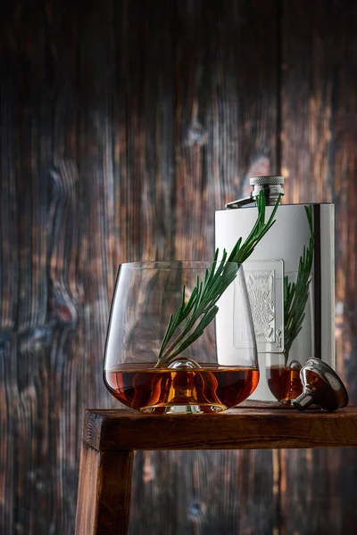 Kryształową Szklankę Kieliszkiem Whisky Gałązką Rozmarynu Metalową Kolbę Ladzie Pod — Zdjęcie stockowe
