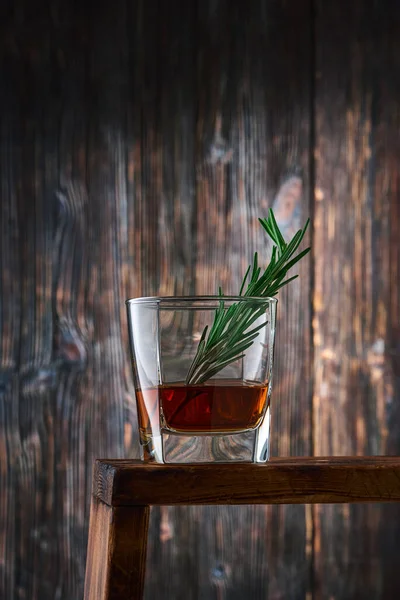 Ein Quadratisches Glas Mit Einem Schuss Whiskey Und Einem Zweig — Stockfoto