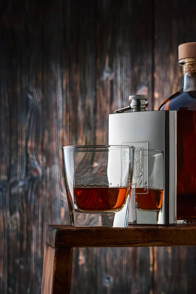 Vaso Cuadrado Con Una Porción Whisky Frasco Metal Una Botella —  Fotos de Stock