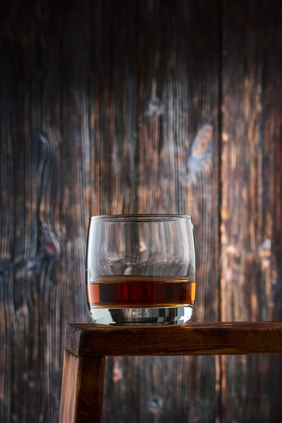 Rond Glas Met Een Portie Whisky Toonbank Tegen Oude Houten — Stockfoto