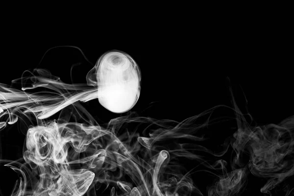 Fehér Füst Felhői Fekete Háttérrel Füstmozgás Fekete Háttérrel Füstfelhők Medúza — Stock Fotó