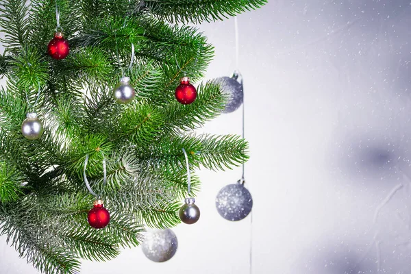 Fondo Navidad Con Una Rama Abeto Decoraciones Rojas Plateadas Nieve — Foto de Stock