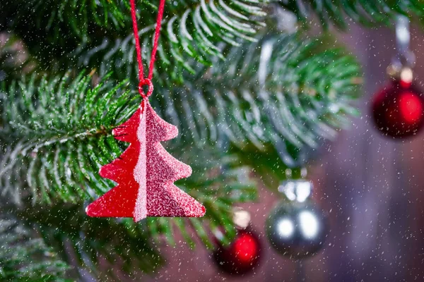 Fondo Navidad Con Una Rama Abeto Juguete Rojo Forma Árbol — Foto de Stock