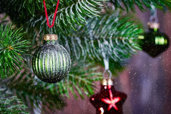 スプルースの枝 枝の緑のボール 雪が降っているクリスマスの背景 テキストのためのフリースペースと新年の背景 — ストック写真