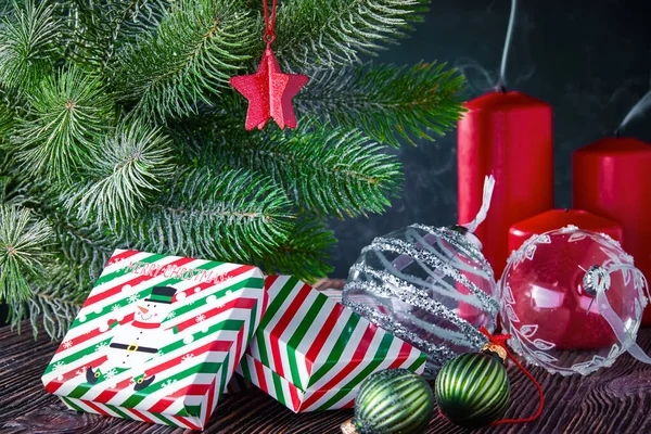 Fondo Navidad Con Regalos Velas Apagadas Decoradas Con Una Rama — Foto de Stock