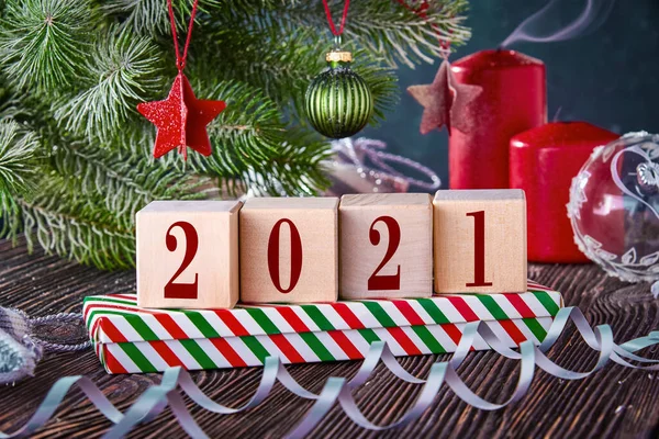Noel Arkaplanında 2021 Numaralı Küplerle Kutular Içinde Hediyeler Ladin Dalları — Stok fotoğraf