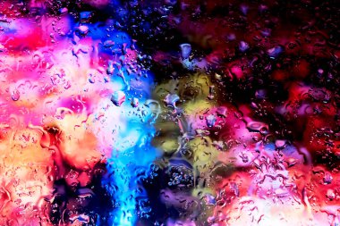 Suyun arkasındaki neon ışıkları kapanır.