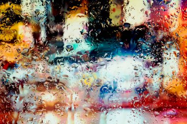 Suyun arkasındaki neon ışıkları kapanır.