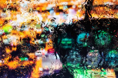 Suyun arkasındaki neon ışıkları kapanır.