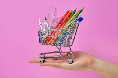 Elinde tutan okul personeli ile alışveriş sepeti