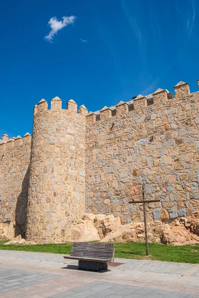Mura che circondano la città spagnola di Avila, Paseo del Rastro — Foto Stock