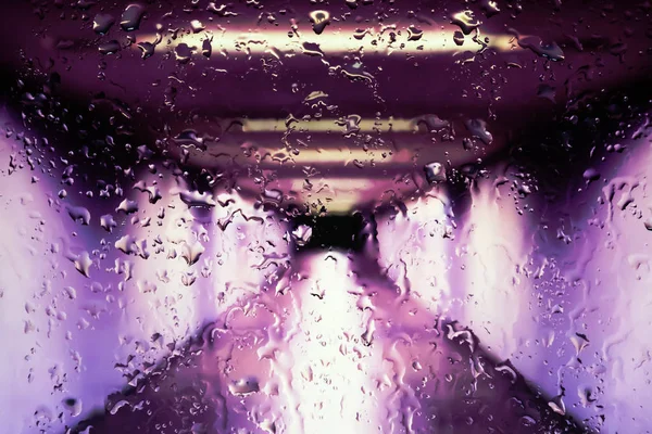 Neon lichten achter water druppels van dichtbij — Stockfoto