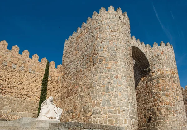 Mercado Grande, Puerta del Alcazar ad Avila, con scultura di Santa Teresa, pareti — Foto Stock