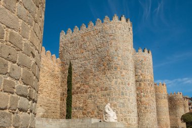 Mercado Grande, Avila Puerta del Alcazar, Santa Teresa heykel, duvarlar ile