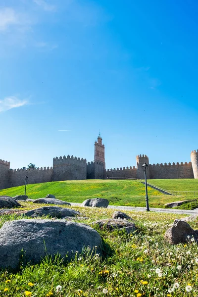 Mura che circondano la città spagnola di Avila, Arco del Carmen — Foto Stock