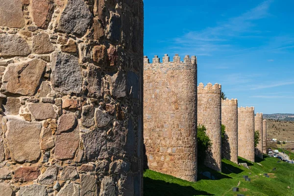 Mura che circondano la città spagnola di Avila, torrette — Foto Stock