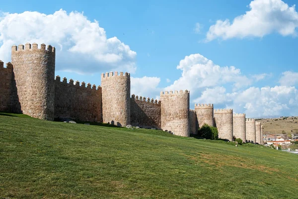 Mura che circondano la città spagnola di Avila, torrette — Foto Stock