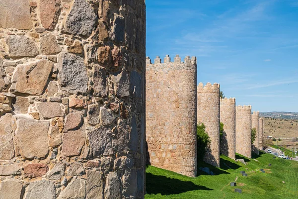 Mura che circondano la città spagnola di Avila, torrette — Foto Stock