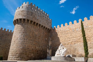 Mercado Grande, Avila Puerta del Alcazar, Santa Teresa heykel, duvarlar ile