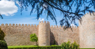 İspanya'nın Avila şehrini çevreleyen duvarlar, taretler