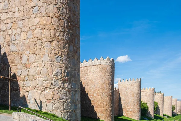 Mura che circondano la città spagnola di Avila, torrette — Foto Stock