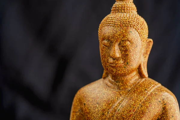 Buda escultura de pedra close-up fundo preto macro — Fotografia de Stock