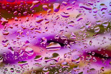 Suyun arkasındaki neon ışıkları kapanır.