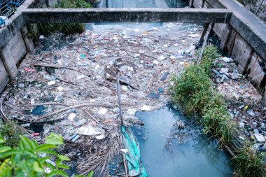 Çöp ve plastik ile Ekoloji su yolu nehir kanalı