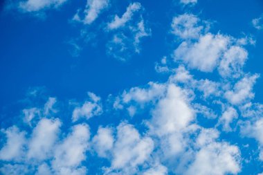 Yağmur mavi gökyüzü önce gün batımına yakın bulutlar