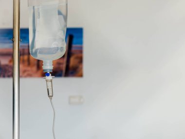 İlaç çözeltisi ile damlalık ve tüp bertaraf iv intravenöz çanta