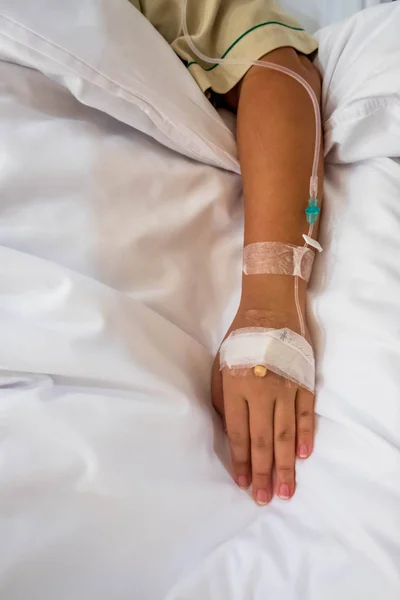 Пациент в больнице в постели с внутривенной медициной — стоковое фото