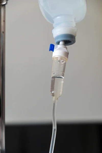 IV внутривенный мешок с капельницей и трубкой утилизируют с лекарственным раствором — стоковое фото