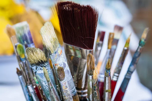 Pintores estilo escovas diferentes para tinta acrílica e óleo multicolor — Fotografia de Stock