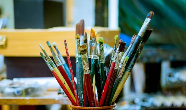 Ressamlar farklı fırçalar tarzı akrilik ve yağlı boya çok renkli — Stok fotoğraf