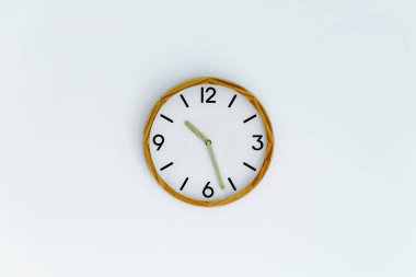 beyaz duvar arka plan izole trditional saat