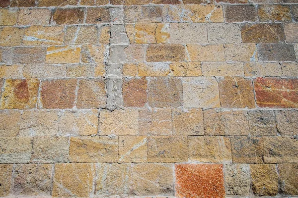 Γραφικές πηγές γκρι γρανίτη και τσιμεντένιο τοίχο κοντά — Φωτογραφία Αρχείου