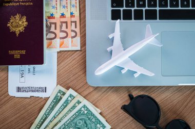 Tatil ekonomisi hesaplama pasaport bilgisayar euro dolar