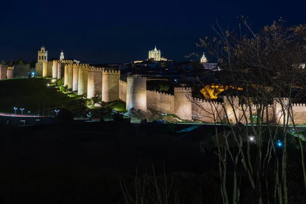 Mura che circondano la città spagnola di Avila, vista notturna — Foto Stock