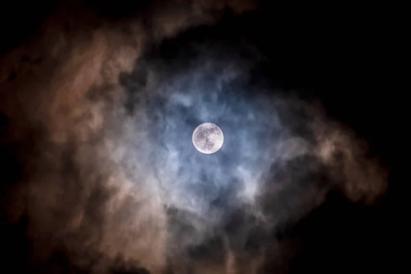 Volle maan zwarte achtergrond met wolken detail oppervlak — Stockfoto