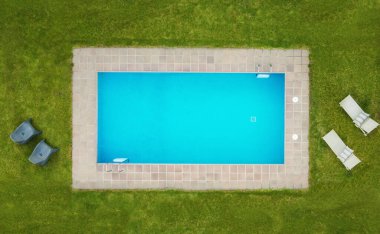 Minimalist bir kompozisyonda dikdörtgen bir havuzun havuz görüntüsü