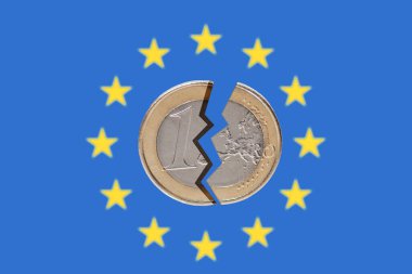 Arka planda Avrupa bayrağı olan bozuk para birimi. Avro bölgesindeki ekonomik krizi sembolize eden kavram