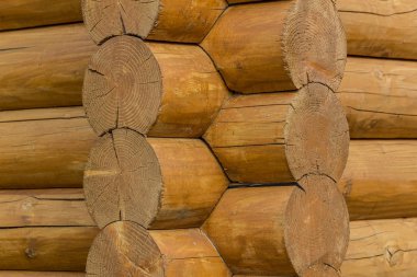 ahşap bir evin açısal bağlantı