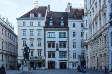 Viyana, Avusturya, 11 Ocak 2019- Judenplatz Meydanı eşsiz bir hafıza mekanı: tasarımcı Rachel Whiterid anıtı, ortaçağ sinagogu kazıları ve Ortaçağ Yahudievi Müzesi