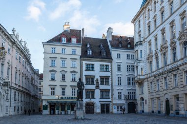 Viyana, Avusturya, 11 Ocak 2019- Judenplatz Meydanı eşsiz bir hafıza mekanı: tasarımcı Rachel Whiterid anıtı, ortaçağ sinagogu kazıları ve Ortaçağ Yahudievi Müzesi