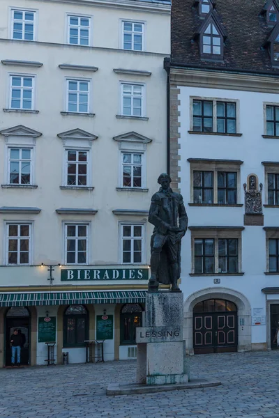 Відень, Австрія, 11 січня 2019-Judenplatz Square є унікальним місцем пам'яті: пам'ятник дизайнеру Рейчел Уайтерід, розкопки середньовічної синагоги і музей середньовічного Джудай — стокове фото