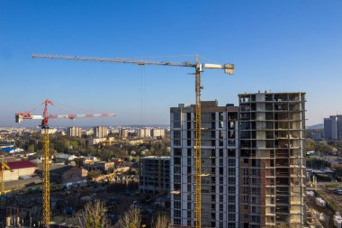 Vinç ve yüksek katlı bina