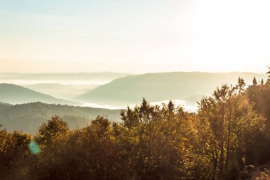 Dağlarda gün doğumu