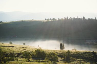 Dağlarda gün doğumu. Karpatlar