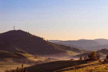 Dağlarda gün doğumu. Karpatlar